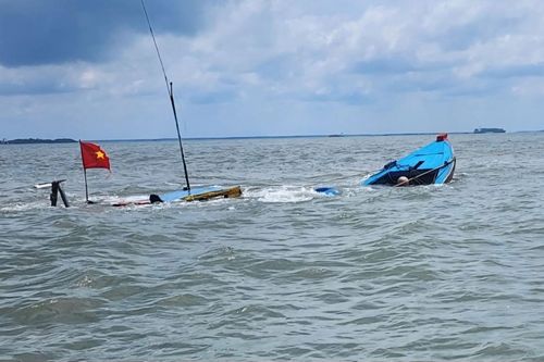 TP Hồ Chí Minh: Sóng lớn đánh chìm 1 tàu cá trên khu vực biển Cần Giờ