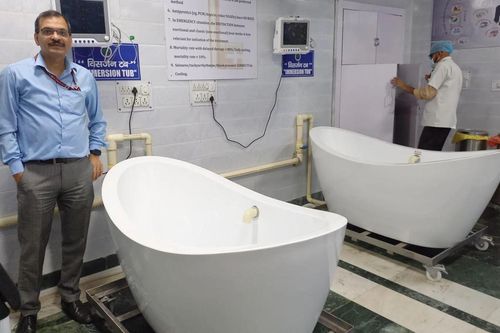 Phòng cấp cứu chạy đua giành giật sự sống cho bệnh nhân sốc nhiệt ở Ấn Độ