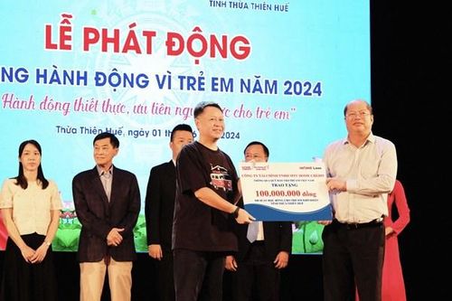 Home Credit trao học bổng cho 100 học sinh có hoàn cảnh khó khăn tại Huế