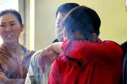 Người dân đội mưa đưa tiễn 3 cháu bé tử vong trong vụ cháy nhà ở Đà Lạt