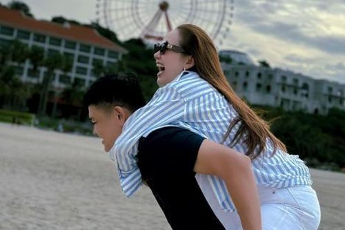 Minh Hằng được chồng tặng vàng nguyên khối trong dịp đặc biệt