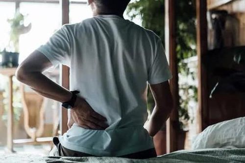 Những việc cần làm ngay khi sáng ngủ dậy bị đau lưng dưới