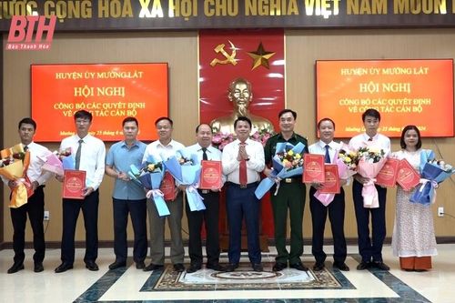 Mường Lát công bố các quyết định về công tác cán bộ