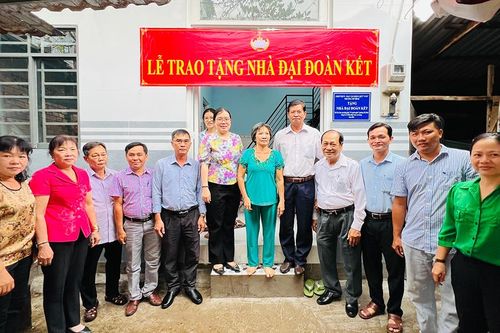 Trao tặng nhà Đại đoàn kết cho hộ khó khăn ở phường Mỹ Bình