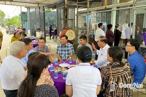 Bí thư Huyện ủy Định Quán thăm, động viên gia đình 3 cháu nhỏ tử vong trong vụ cháy tại Đà Lạt