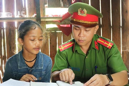 'Con nuôi Công an xã': Lan tỏa yêu thương