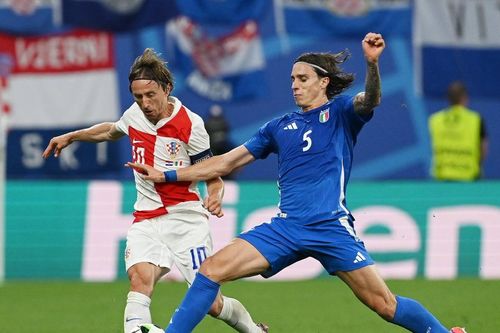 Bàn thắng phút bù giờ giúp Italia giành lại tấm vé đi tiếp từ chính đối thủ Croatia