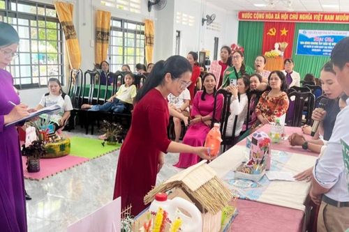 Gia đình chị Nguyễn Thị Hường giành giải nhất hội thi 'Gia đình chung tay bảo vệ môi trường' thị xã An Khê