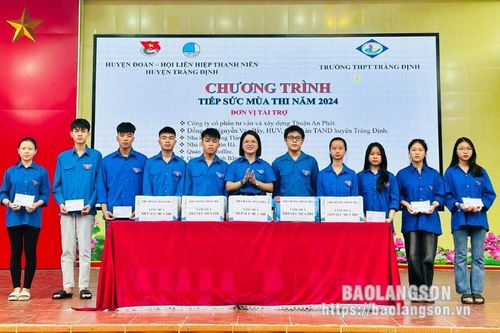 Trao quà tiếp sức mùa thi cho học sinh lớp 12 tại Trường THPT Tràng Định