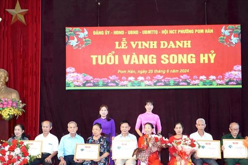 Phường Pom Hán vinh danh 51 cặp đôi 'Tuổi vàng song hỷ'