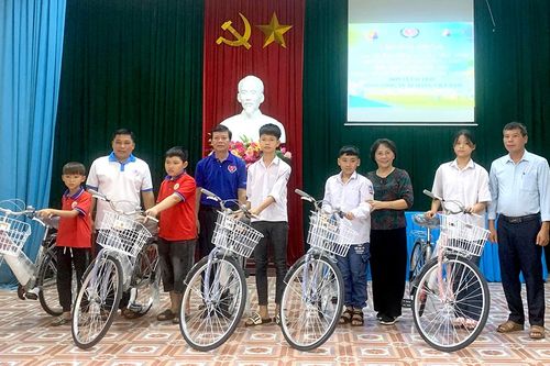 Trao tặng 30 xe đạp cho học sinh khuyết tật, mồ côi, hoàn cảnh khó khăn