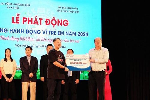 Home Credit trao học bổng cho 100 học sinh có hoàn cảnh khó khăn tại Huế
