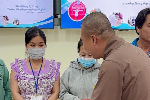 Hội Từ thiện chùa Tường Nguyên trao 160 suất quà đến bệnh nhi khó khăn