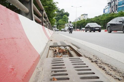 Hà Nội: Nắp cống trên đường Vành đai 2 xuống cấp, giăng 'bẫy' người đi đường