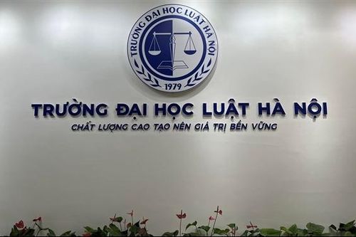 Bộ GD-ĐT 'hỏa tốc' yêu cầu Trường ĐH Luật Hà Nội báo cáo quá trình đào tạo đối với tiến sĩ Vương Tấn Việt