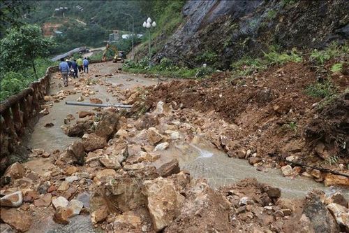 Mưa lớn gây sạt lở đường lên Khu du lịch Cầu kính Rồng Mây