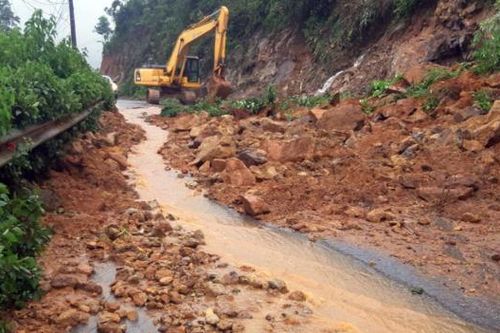 Mưa lớn nhiều nơi ngập sâu, đường lên Sa Pa bị chia cắt