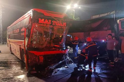 Ôtô khách va chạm xe tải chở gỗ trong đêm, 2 tài xế bị thương