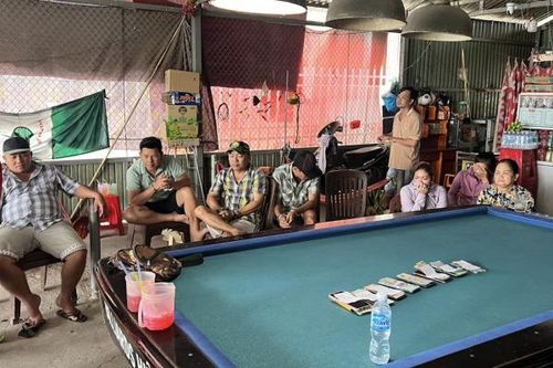 Tụ tập ở quán cà phê để đánh bạc qua mạng với nhà cái tại Campuchia