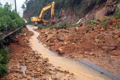 Mưa lớn nhiều nơi ngập sâu, đường lên Sa Pa bị chia cắt
