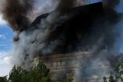 Cháy lớn tại một tòa nhà cao tầng gần Moscow