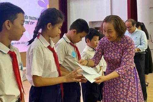 Trao tặng học bổng cho học sinh vượt khó