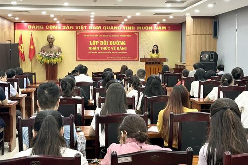 Bồi dưỡng nhận thức về Đảng cho 100 quần chúng ưu tú
