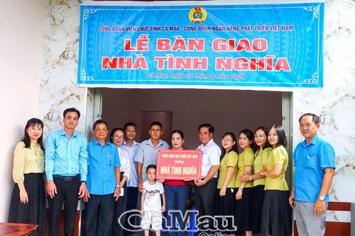 Bàn giao nhà tình nghĩa cho đoàn viên Công đoàn
