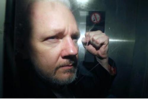 Nhà sáng lập WikiLeaks được tự do rời Anh sau khi nhận tội