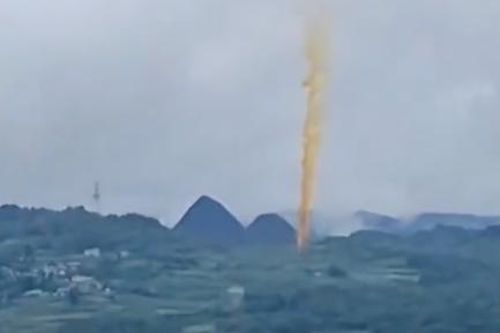 Mảnh vỡ của tên lửa phóng vệ tinh của Trung Quốc rơi xuống ngôi làng