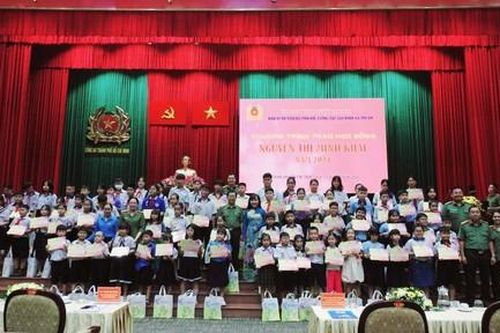 Công an TPHCM: Trao học bổng cho 207 cháu học sinh chăm ngoan, học giỏi
