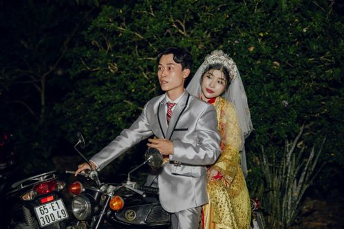 Cặp vợ chồng gen Z gây sốt với đám cưới y hệt hôn lễ của bố mẹ 3 thập kỷ trước