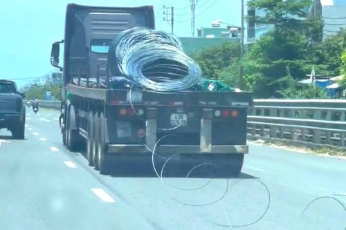 Kinh hoàng cảnh xe đầu kéo rải cuộn thép xuống đường khi đang chạy