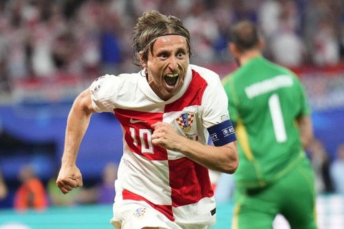Nhà báo Italy năn nỉ Modric đừng giải nghệ