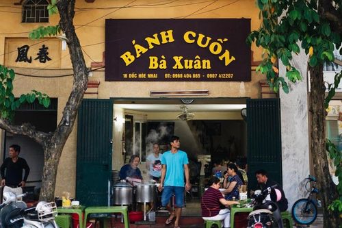 Quán bánh cuốn gia truyền 40 năm luôn đông khách ở Hà Nội, được Michelin đề xuất