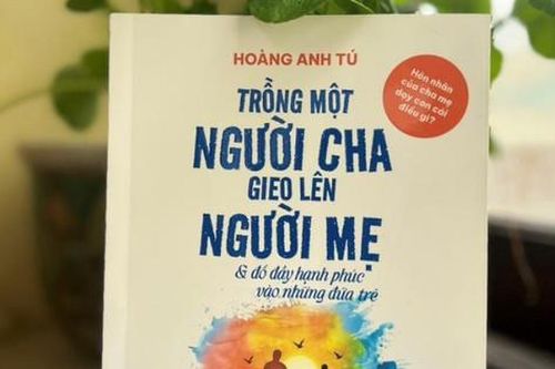 'Anh Chánh Văn' Hoàng Anh Tú ra sách về hạnh phúc gia đình