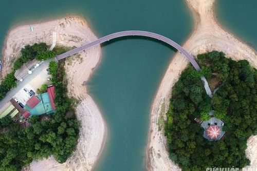 Ngỡ ngàng nét yên bình thơ mộng của cầu vượt Kẻ Gỗ