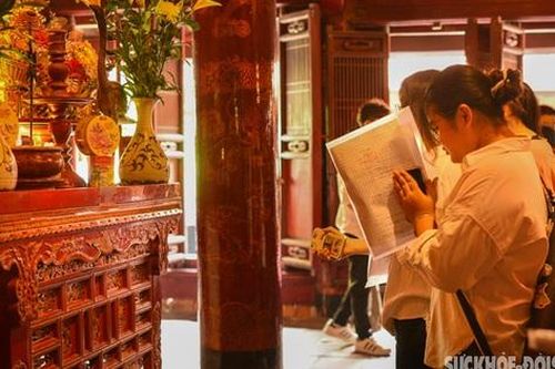Sĩ tử nườm nượp tới Văn Miếu - Quốc Tử Giám cầu may trước kỳ thi tốt nghiệp THPT Quốc gia
