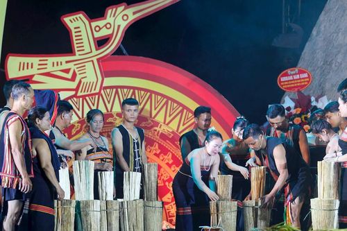 Quảng Nam: Sôi động Lễ hội 'Âm vang cồng chiêng' huyện miền núi Nam Giang