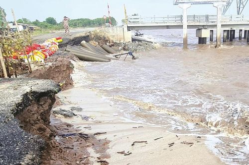 Sạt lở bủa vây