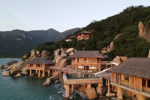 Chủ resort trăm triệu đồng/đêm nêu lý do cổ phiếu tăng trần liên tiếp