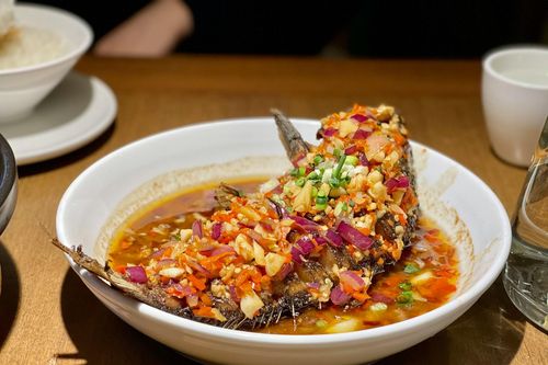 Đau bụng suốt 7 ngày sau khi ăn cơm với cá