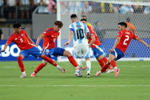 Messi sút xa trúng cột dộc