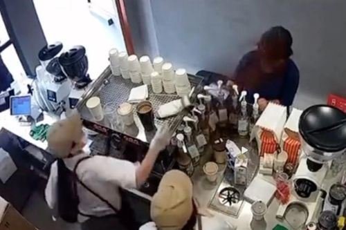 Đằng sau việc cô gái ném cà phê vào mặt khách hàng ở Trung Quốc