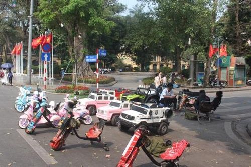 Bài 3: Bát nháo hoạt động bán hàng rong, kinh doanh xe điện chiếm vỉa hè