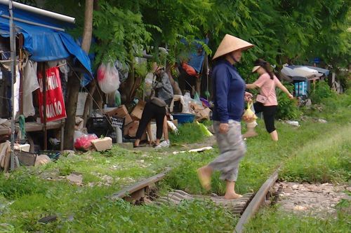 Vi phạm hành lang an toàn đường sắt: Kề cận 'tử thần' mỗi ngày