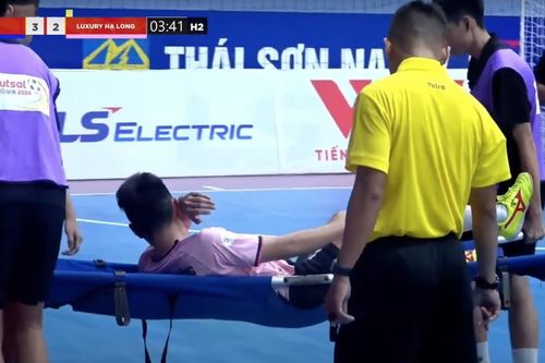 Chấn thương nặng, cầu thủ futsal rời sân trong nước mắt
