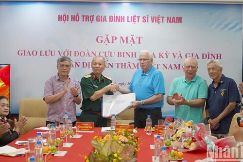 Đoàn cựu binh Hoa Kỳ thăm và hỗ trợ tìm kiếm hài cốt liệt sĩ