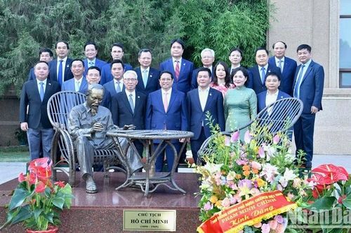 Thủ tướng Phạm Minh Chính thăm, nói chuyện với cán bộ, nhân viên Đại sứ quán, bà con cộng đồng người Việt Nam ở Trung Quốc