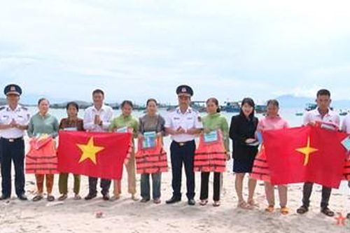 Hải đoàn 32 tổ chức Chương trình 'Cảnh sát biển đồng hành với ngư dân'